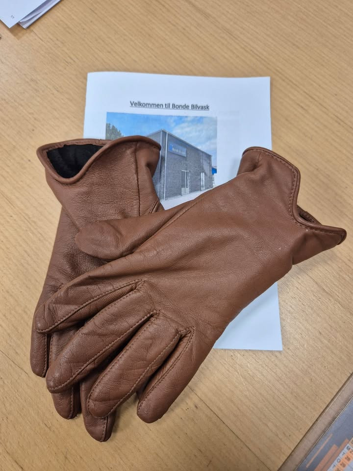 Bonde Maskiner efterlyser ejeren af glemte handsker i butikken