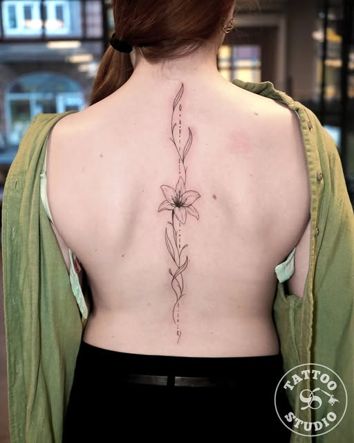 Tattoo Studio 96 præsenterer elegant floral tattoo design af Alexy