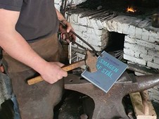 Håndværk og poesi forenes i Pedersminde Smedje