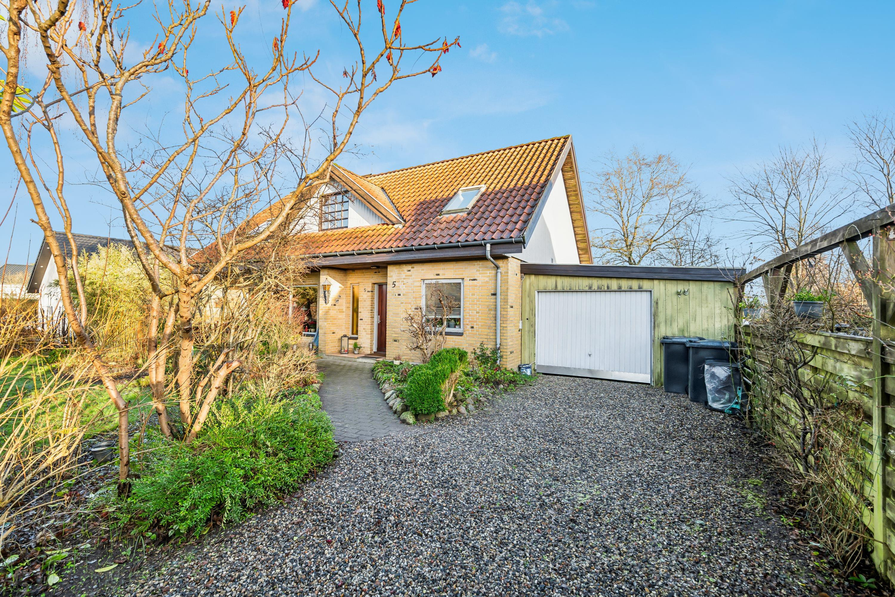 Rummelig familie-villa med vestvendt terrasse og have i Funder Kirkeby