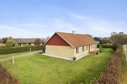 Pæn et plans villa med isoleret udhus på lukket vej