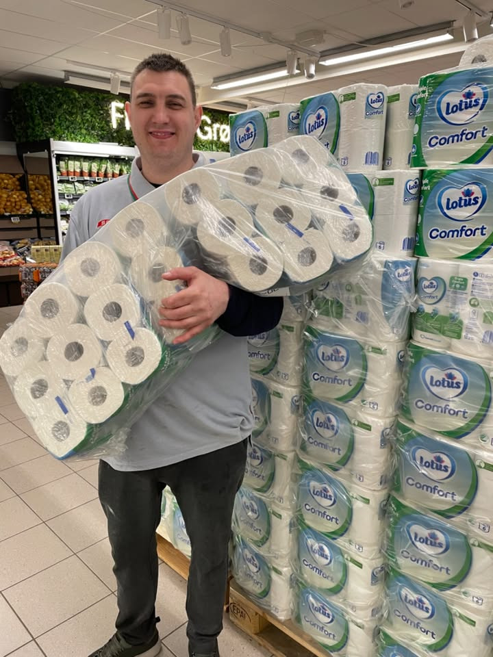 SPAR Nørrebro Hjørring sælger Lotus toiletpapir til 105 kr. pr. sæk