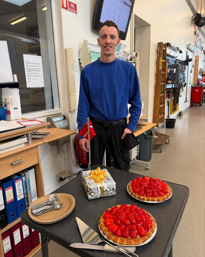 HINSHØJ CARVAN fejrer Mikes 30-års fødselsdag med humor og hilsner