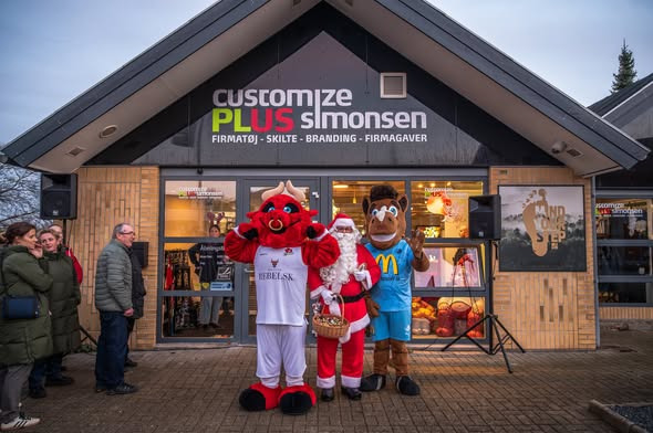 Customize PLUS Simonsen takker Mads Thor Knudsen for at indfange julemagien