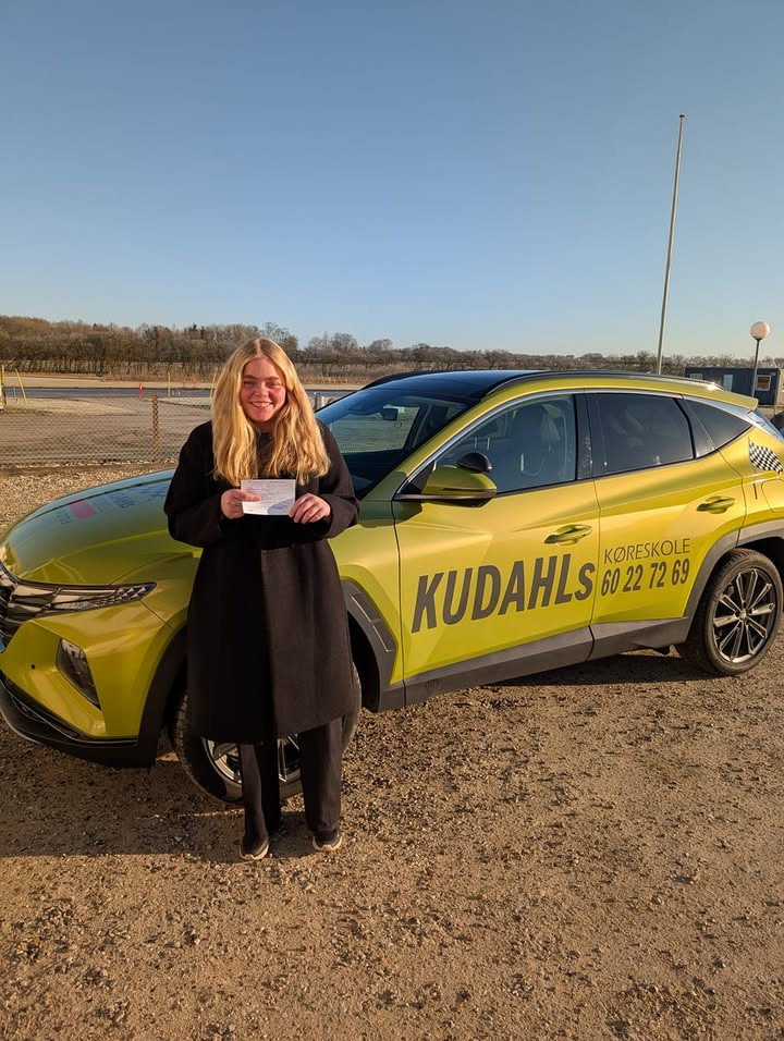 Celine klarer køreprøven hos Kudahls Køreskole - tillykke med kørekortet