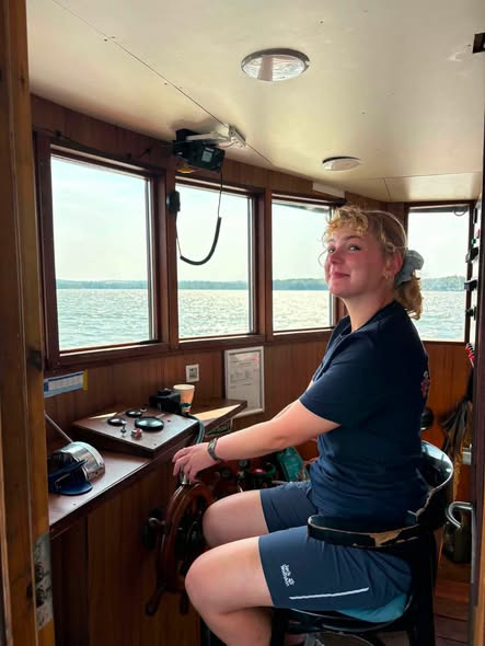 Dagmar Skanderborg fortæller om Lærke som kaptajn for en dag hos FjordTours