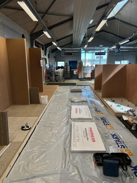 Stark Hobro deler opdatering om ombygning: podier og i-standere på plads