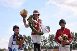 BioCirc Trav Arena Skive fejrer Michelle Mønsters sejr ved DM for monteryttere