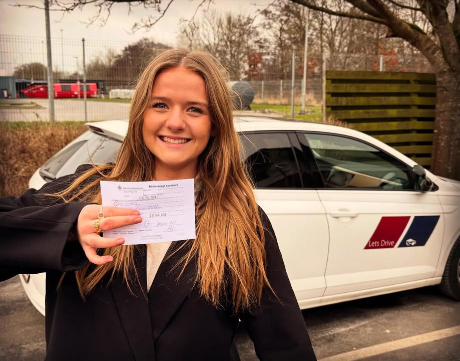 Josefine fejrer velfortjent kørekort hos Lets Drive i Vejle