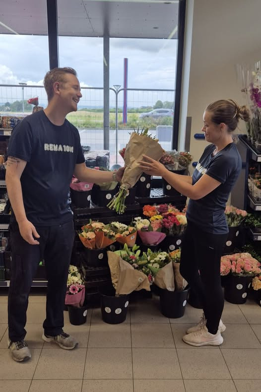 REMA 1000 Slots Bjergby opfordrer til at sprede glæde med buketter i weekenden