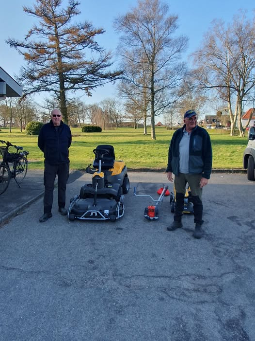 Hals Auto A/S støtter Hals Sjakket med sponsoreret plæneklipper og udstyr
