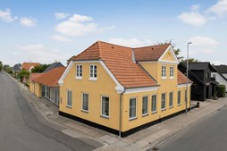 Mæglerhuset - Aabybro præsenterer moderniseret villa med erhvervslokale i hjertet af Aabybro