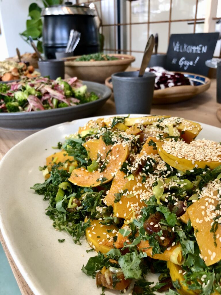 Social fællesspisning på Café Gaya