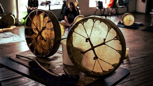 Oplev trommens magi i Grevinge: To unikke workshops i Klangværk Studio