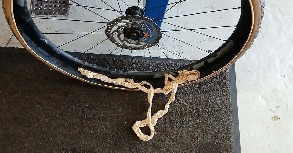 HV Care Hjælpemidler anbefaler at tjekke og efterfylde tubeless-væske hver 6. måned