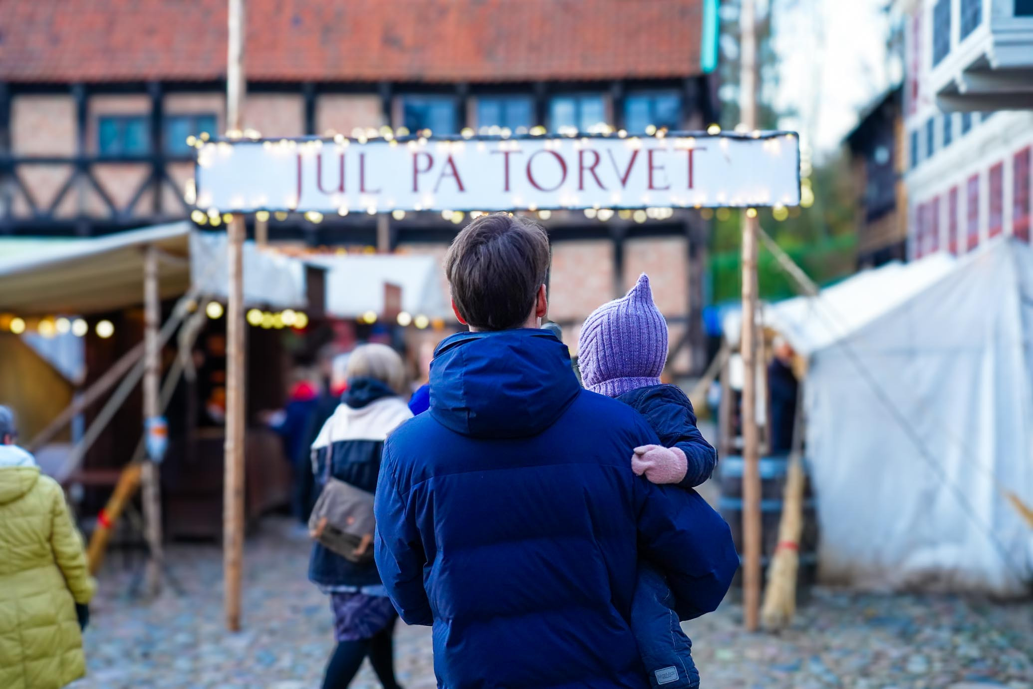 Julestemning i Den Gamle By: Juletræstænding og Aftenjul