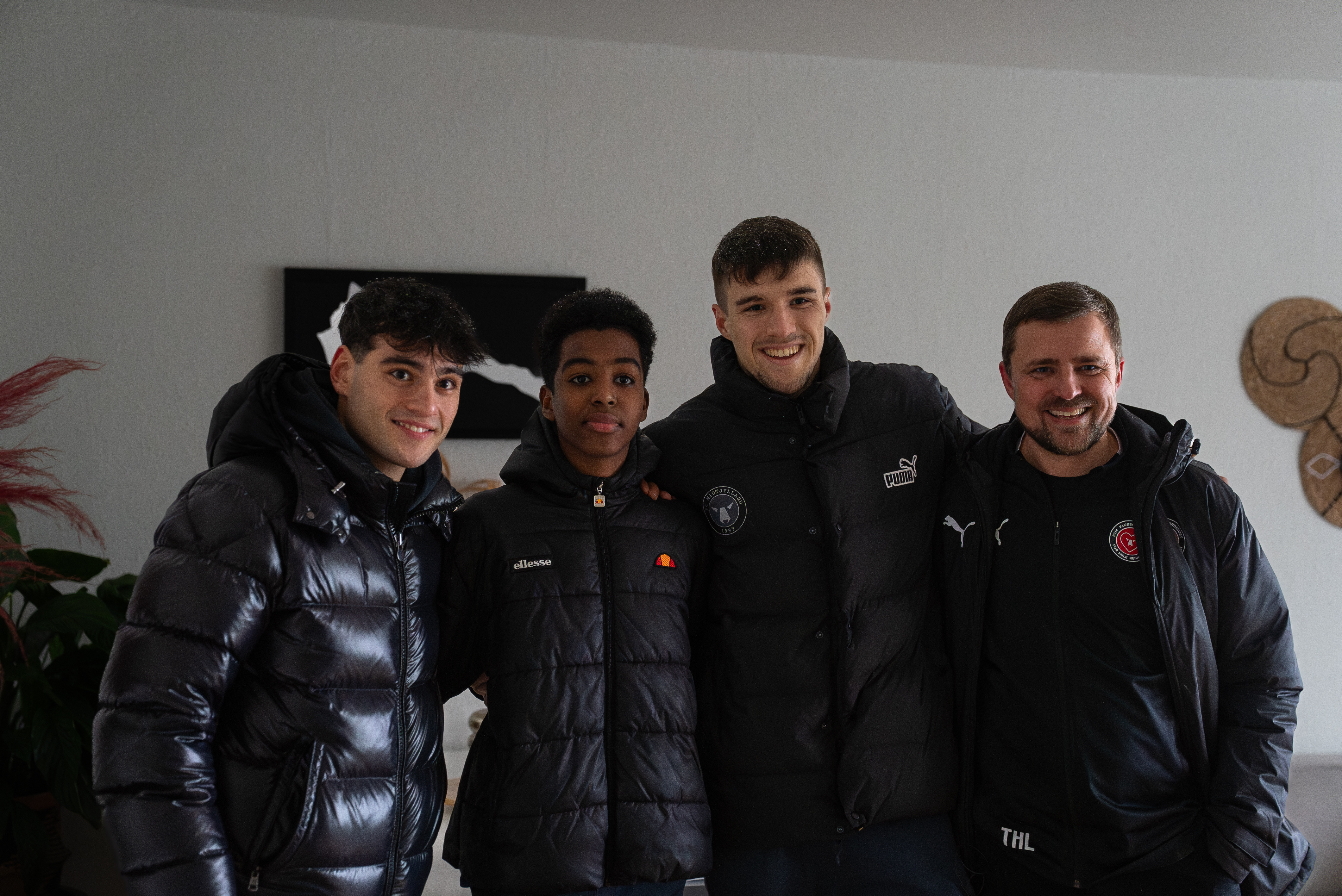 Superliga-stjerner deler julegaver ud til økonomisk trængte familier 