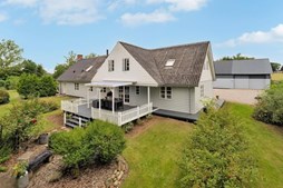Mæglerhuset Asger Larsen annoncerer ny pris på charmerende landejendom i Haverslev Vang