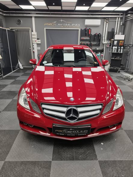 Pro Detailing Bilpleje har genskabt glansen i en rød Mercedes-Benz E-Coupé 350