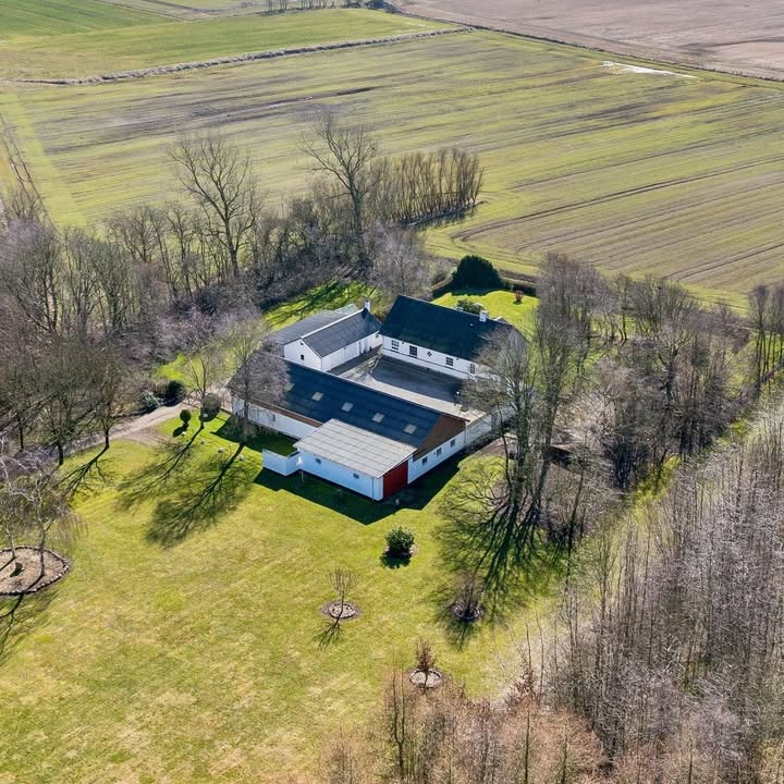 Byens Mæglere ApS, Hjørring præsenterer landejendom med nyt tag og klar til nye ejere