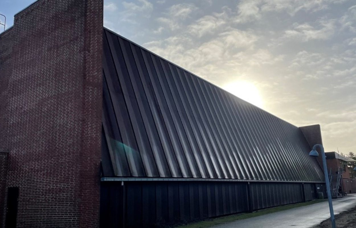 Nyt, gammelt og bæredygtigt tag på Grenaa Idrætscenter