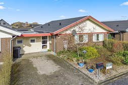 Veludstyret rækkehus med fjernvarme på Søndermarksvej i Sæby tilbyder effektiv og økonomisk opvarmning