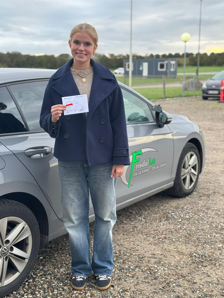 Frisdal Køreskole I/S fejrer Olivia Lyngholms vellykkede køreprøve uden bemærkninger