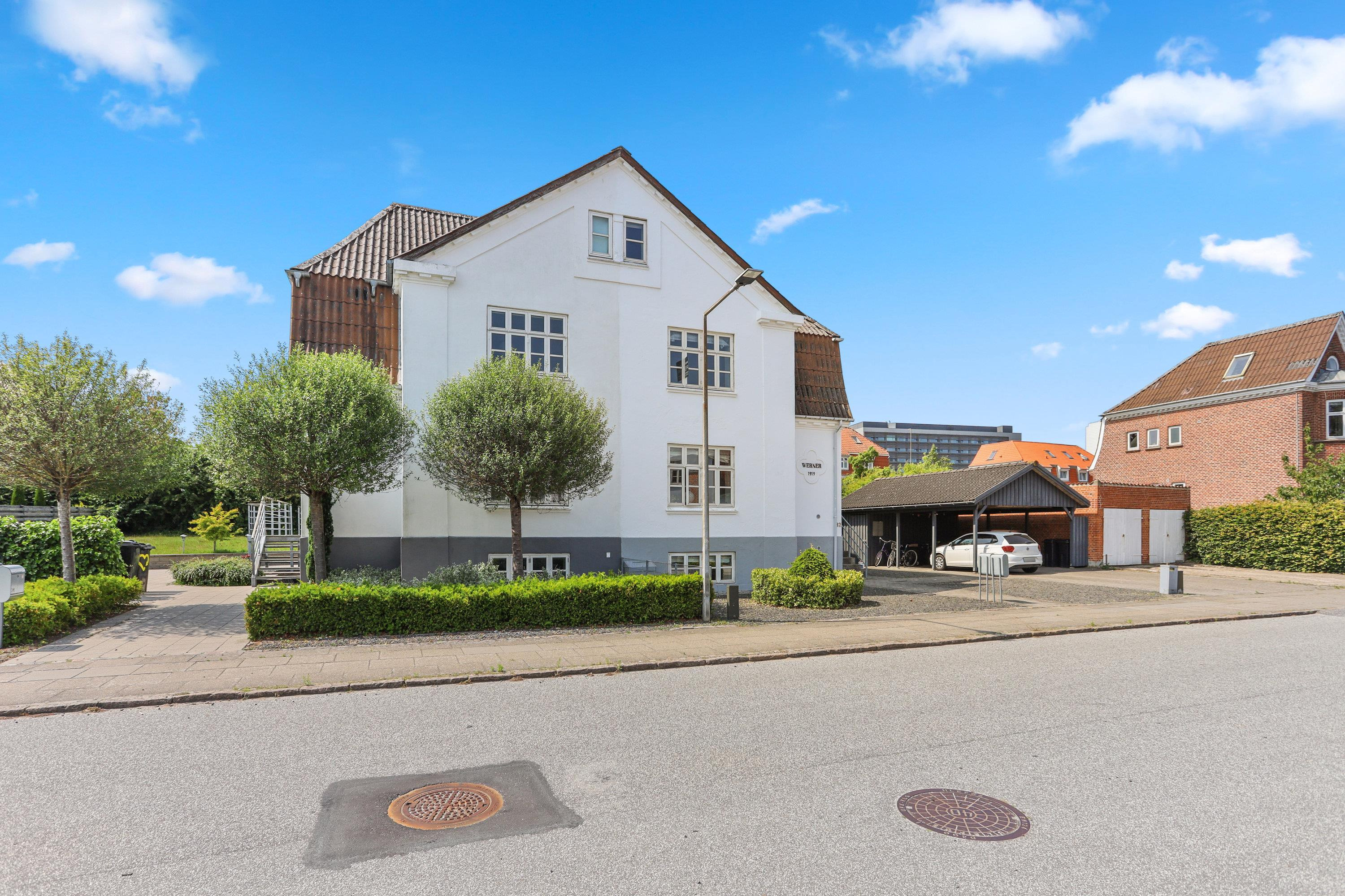 Skøn villalejlighed med egen terrasse, have og carport