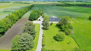 Moderne komfort og stil kombineret med landlig charme på imponerende naturgrund