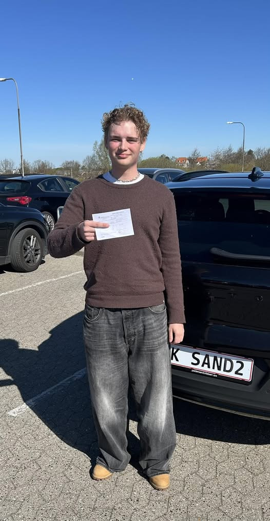 Kenneth Sand Køreskole fejrer Alexanders fejlfri køreprøve på første forsøg