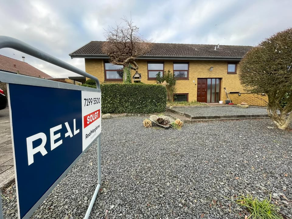 RealMæglerne Middelfart overdrager mondæn villa i Hollænderkvarteret til heldig familie