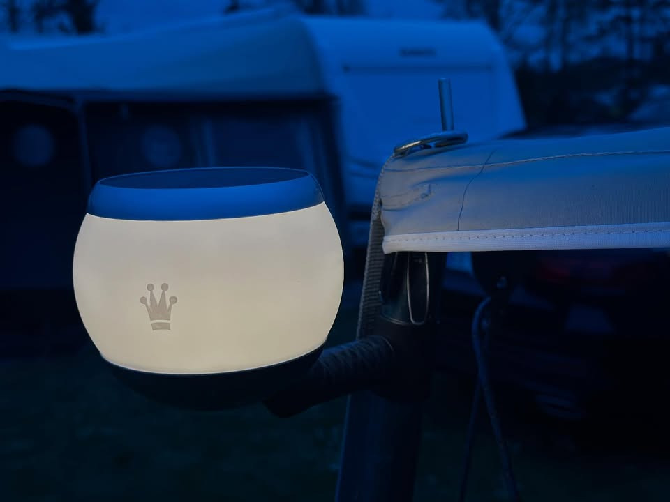 Hinshøj Carvan fremhæver elegante solcellelamper fra Isabella til hyggebelysning