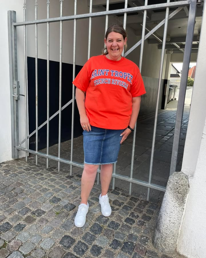 Only Curves præsenterer robuste t-shirts og stilfulde denim nederdele til blæsende dage