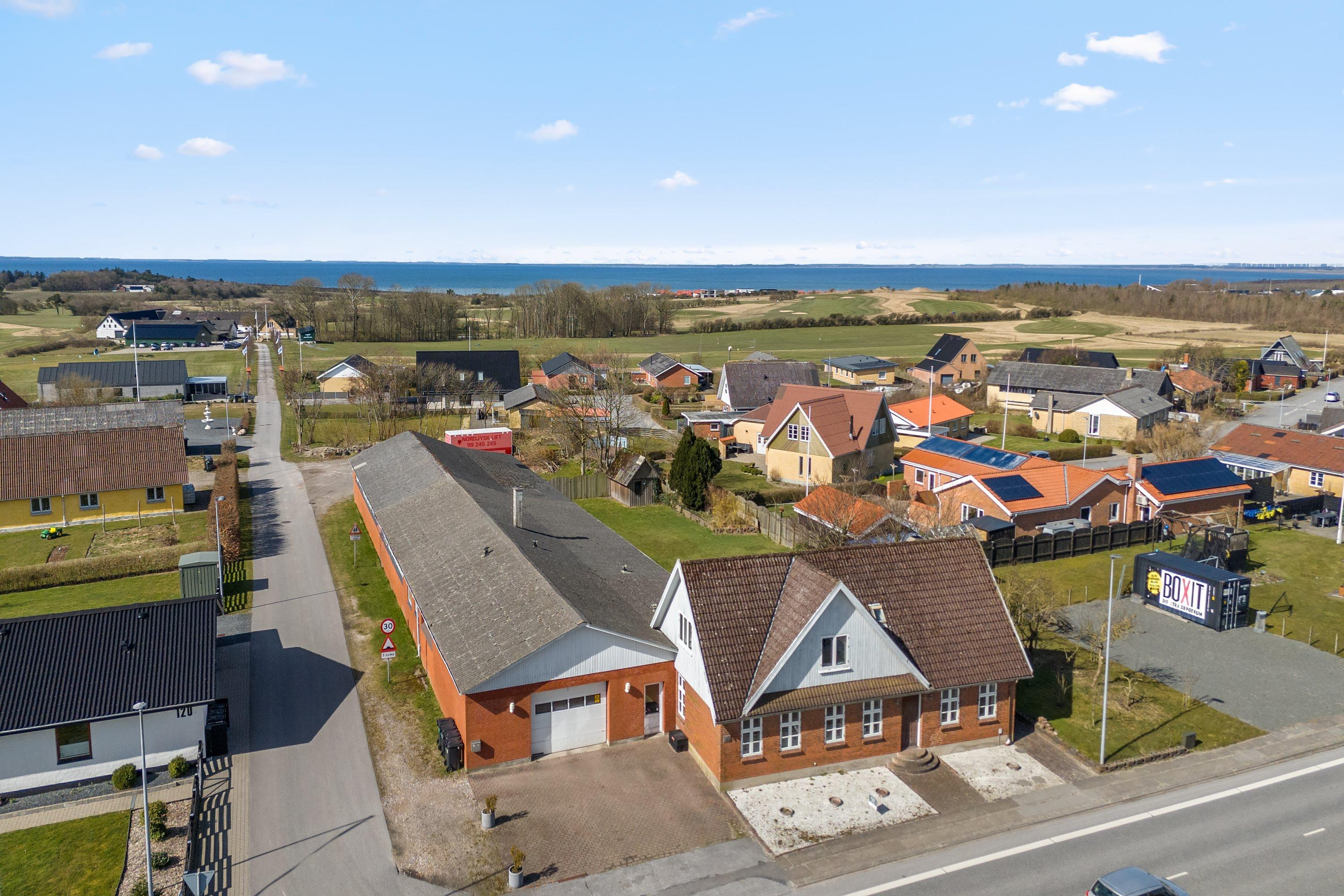 Villa på Viborgvej i Raunstrup med fjordkig, værkstedsbygning og gode udviklingsmuligheder