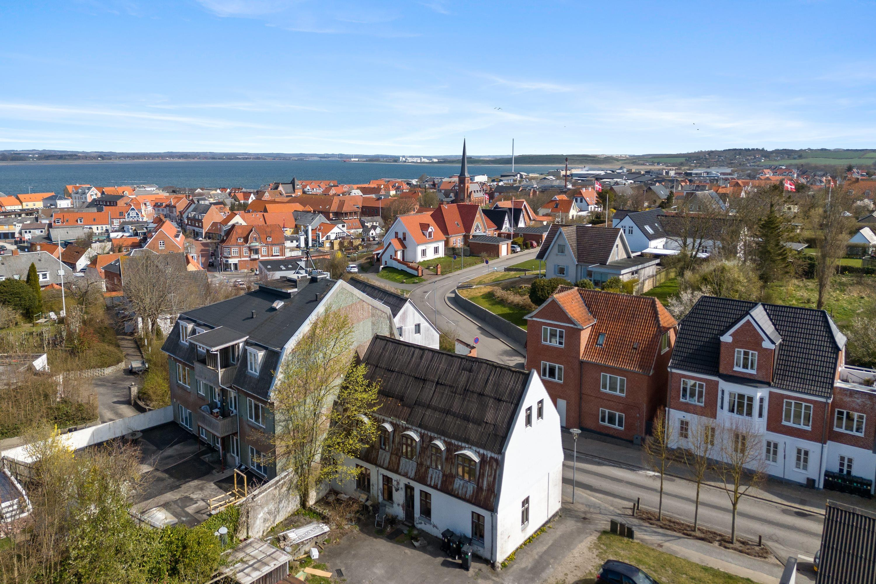 Charmerende ejendom med potentiale og to lejligheder centralt i Løgstør