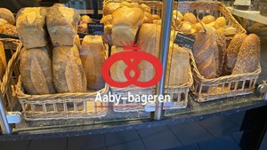 Aaby-bageren tilbyder daglige lykkeposer med frisk overskudsbrød