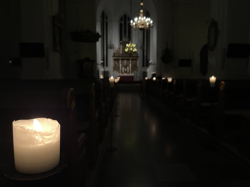 Kolding Natkirke: En unik kirkeoplevelse i skæret af levende lys