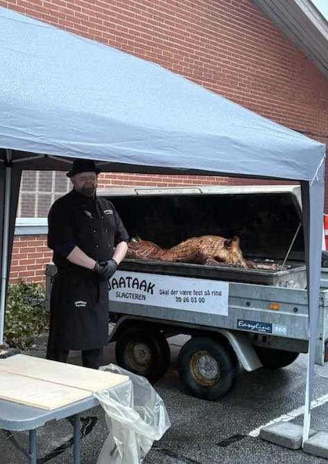 Jaataak Slagteren forener folk med helstegt pattegris til dobbelt fødselsdag i Risskov
