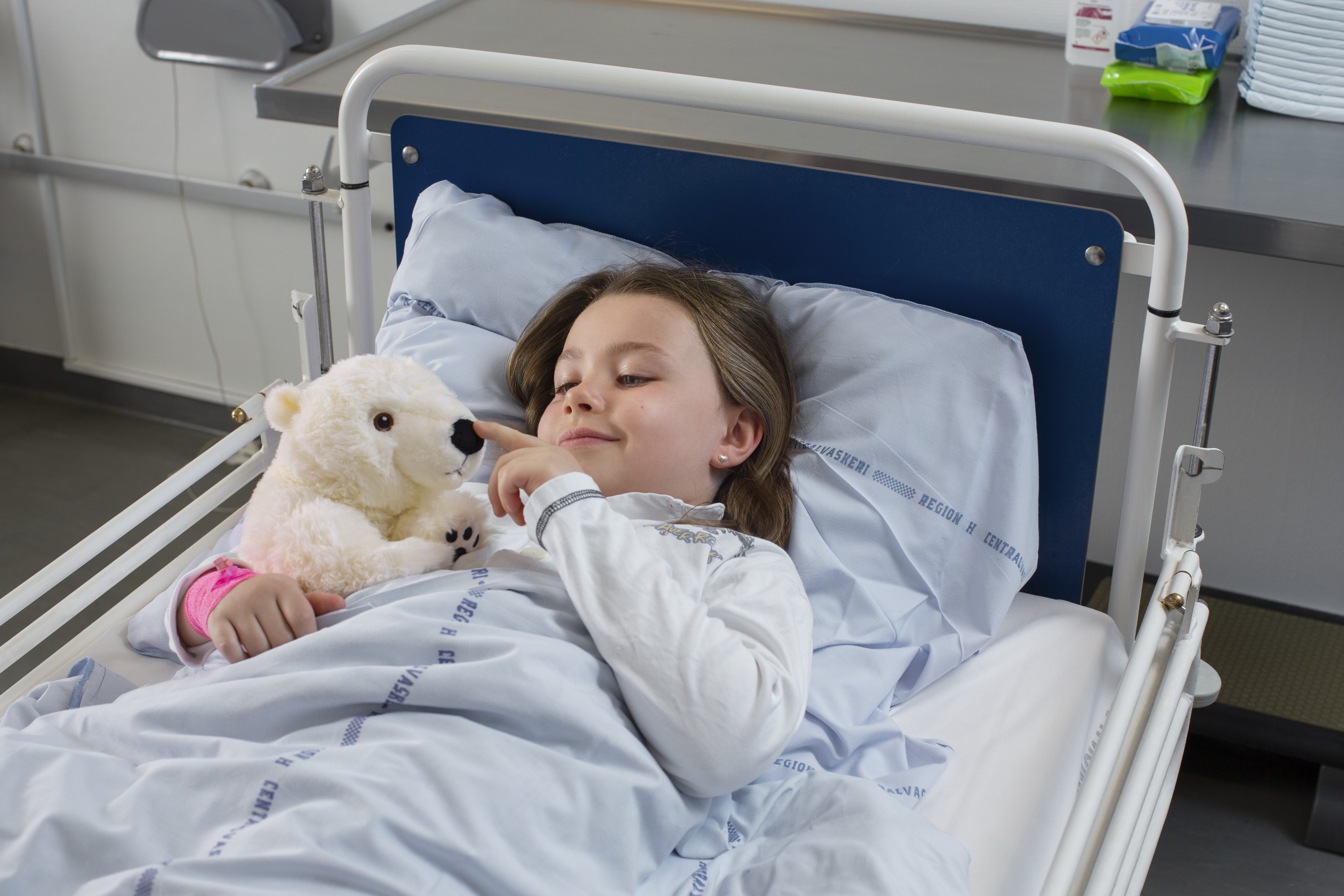 5.500 krammebamser på vej til små patienter i Odense: ”Vi bruger bamsen til at støtte børnene i at mestre en situation, de ikke har været i før”