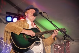 300 danskere med synshandicap valgte grandprixvinder i Fredensborg