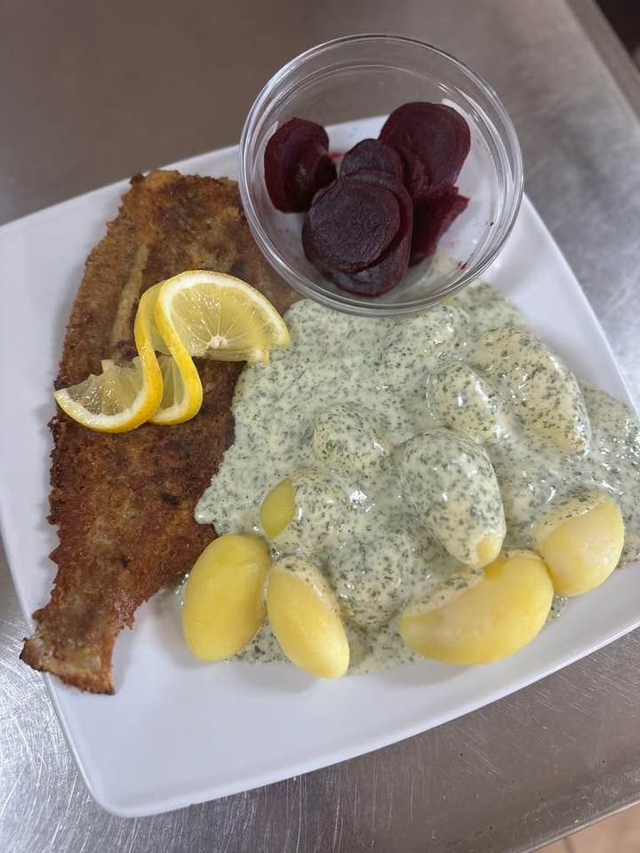 Havnens Fisk Øster Hurup tilbyder helstegt rødspætte med danske kartofler og persillesovs til weekendens måltider