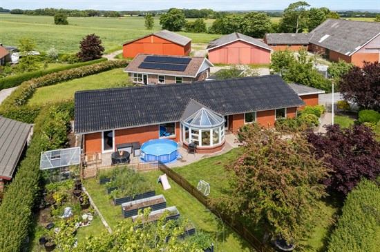 Ét-plans villa med dejlig have og grønne omgivelser