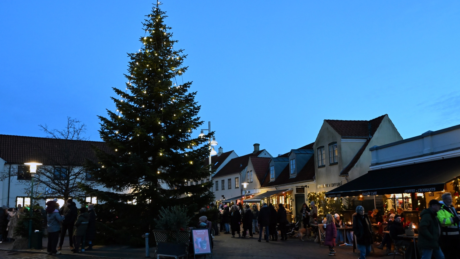 Juletræstænding på Neels Torv: En magisk dag for børnene