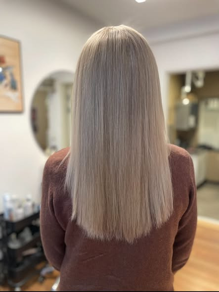 Hairways gør kunder juleklar med lyse reflekser og kold toning ved hjælp af Epres