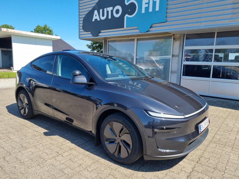 AutoFit A/S præsenterer den første Tesla Y Juniper som skolevogn