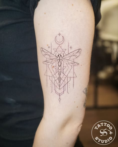Tattoo Studio 96 Aalborg viser fineline-design med guldsmed og geometri