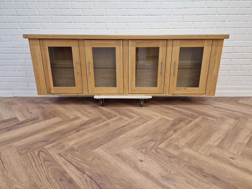 Hovelind Møbler tilbyder hængevitrine i egetræ til 3000 kr.