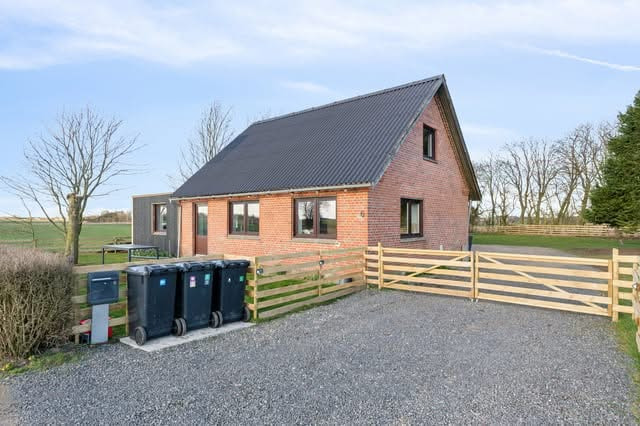 Lokalbolig Silkeborg præsenterer nyrenoveret hjem med naturskøn udsigt i Ungstrup