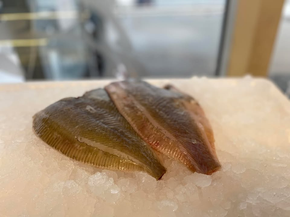 Tilbud på hele rødspætter fra frost hos Havnens fisk og grill i uge 7 og 8