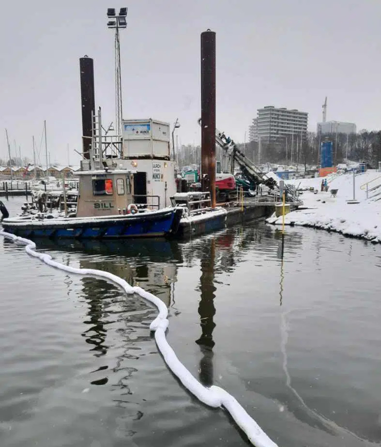 Hurtig indsats begrænsede olieudslip ved kajanlæg i Kolding